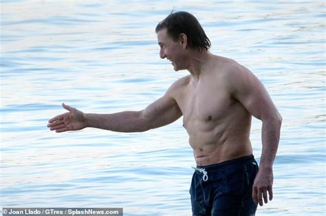 Shirtless Tom Cruise, 61, shows off abs at beach on break from。